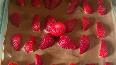 Torta de bolacha com ganache e morangos