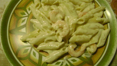 Camarão com penne aos quatro queijos