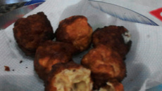 Bolinha de queijo de pão francês