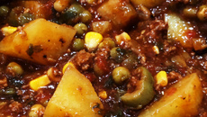 Carne moída com batatas