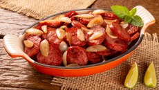 Linguiça acebolada com orégano