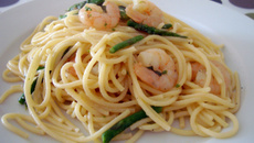 Espaguete com camarão e aspargos