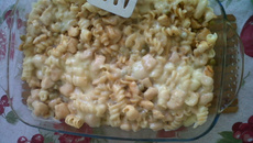 Macarrão de forno com frango, ervilha e queijo