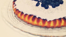 Bolo de baunilha com chantilly e blueberries