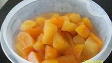 Doce de mamão em pedaços na panela de pressão