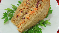 Sanduíche de pão integral com salpicão da Abimapi