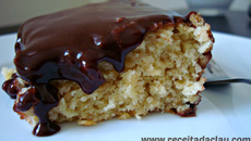 Bolo branco com ganache de chocolate