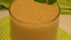 Vitamina de Ades morango, acerola e abacaxi