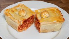 Empadão de massa podre com recheio de frango