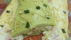 Rocambole de arroz com frango, queijo e tomate