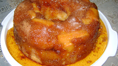 Bolo de banana com calda