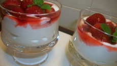 Sobremesa rápida de morango com creme