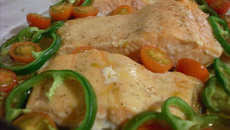 Salmão com tomate-cereja e pimentão