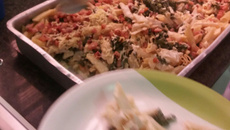 Macarrão molho branco com brócolis