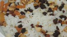 Arroz com nozes e uvas passas