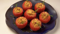 Tomate recheado com farofa de cebola