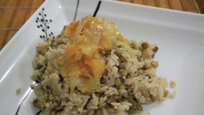 Arroz com lentilha e cebola dourada