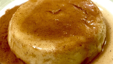 Pudim de pão com calda de caramelo ao rum