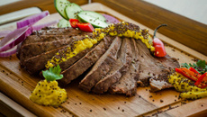 Carne grelhada com molho de mostarda