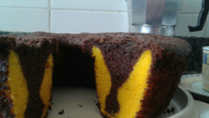 Bolo de cenoura mesclado com chocolate e aveia