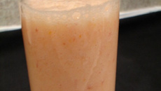 Vitamina de Ades abacaxi com tomate e maçã