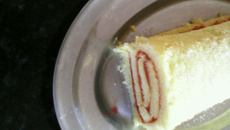 Rocambole com recheio de goiabada.