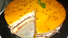 Torta de maracujá com chocolate e chantilly