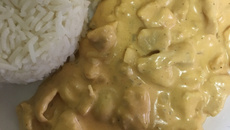 Estrogonofe de frango com vinho branco