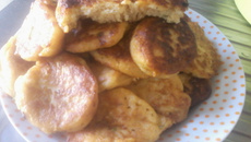 Bolinho de inhame e molho de carne