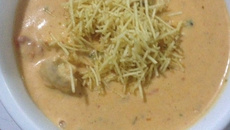 Estrogonofe de frango com creme de milho