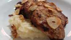 Bife de Pernil Grelhado ao Alho com Purê de Mandioca