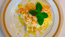 Espaguete com camarão e molho curry