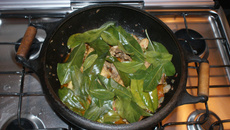 Frango caipira com ora-pro-nobis