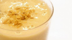 Vitamina de banana com ameixas e castanha