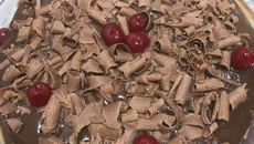 Bolo de chocolate com cerejas e brigadeiro