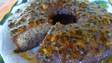 Bolo de banana com calda de maracujá