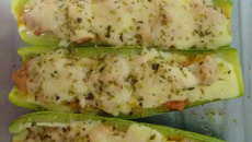 Abobrinha recheada com linguiça