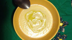 Sopa de couve-flor com alho-poró