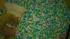 Bolo de branco com recheio de brigadeiro de morango