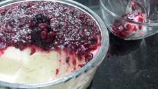 Mousse de limão com calda de framboesa