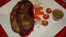 Picanha Invertida Recheada com Farofa de Caju coberta com Molho de Morangos