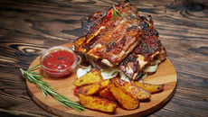 Costelinha de porco na airfryer suculenta com molho barbecue e batata