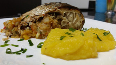 Tainha recheada com purê de mandioquinha