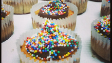 Muffin com gotas de chocolate e coco