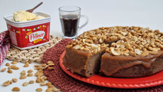 Bolo pé-de-moleque com cobertura de caramelo  