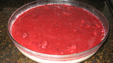 Cheesecake com calda de amoras e morango