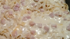 Macarrão com molho branco presunto e mussarela