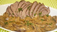 Carne assada ao molho de cebolas