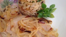 Arroz com frutas secas e cebolas caramelizadas