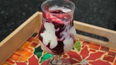 Frozen de iogurte com calda de frutas vermelhas